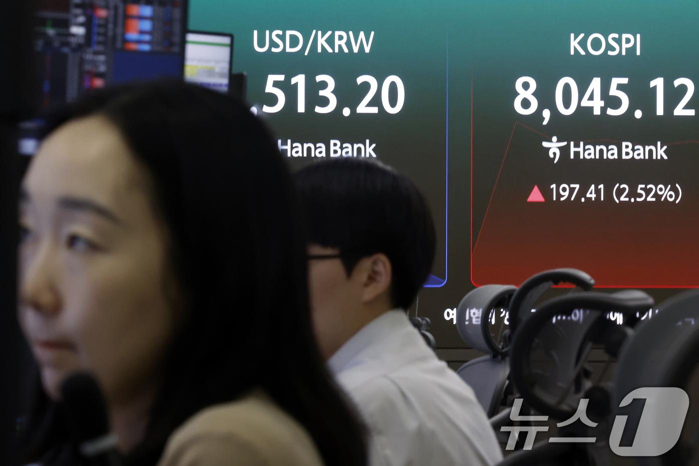 (서울=뉴스1) 박정호 기자 = 26일 서울 중구 하나은행 본점 딜링룸 전광판에 코스피 등 시황이 표시되고 있다.이날 코스피는 전 거래일 대비 210.07포인트(p)(2.68%) …