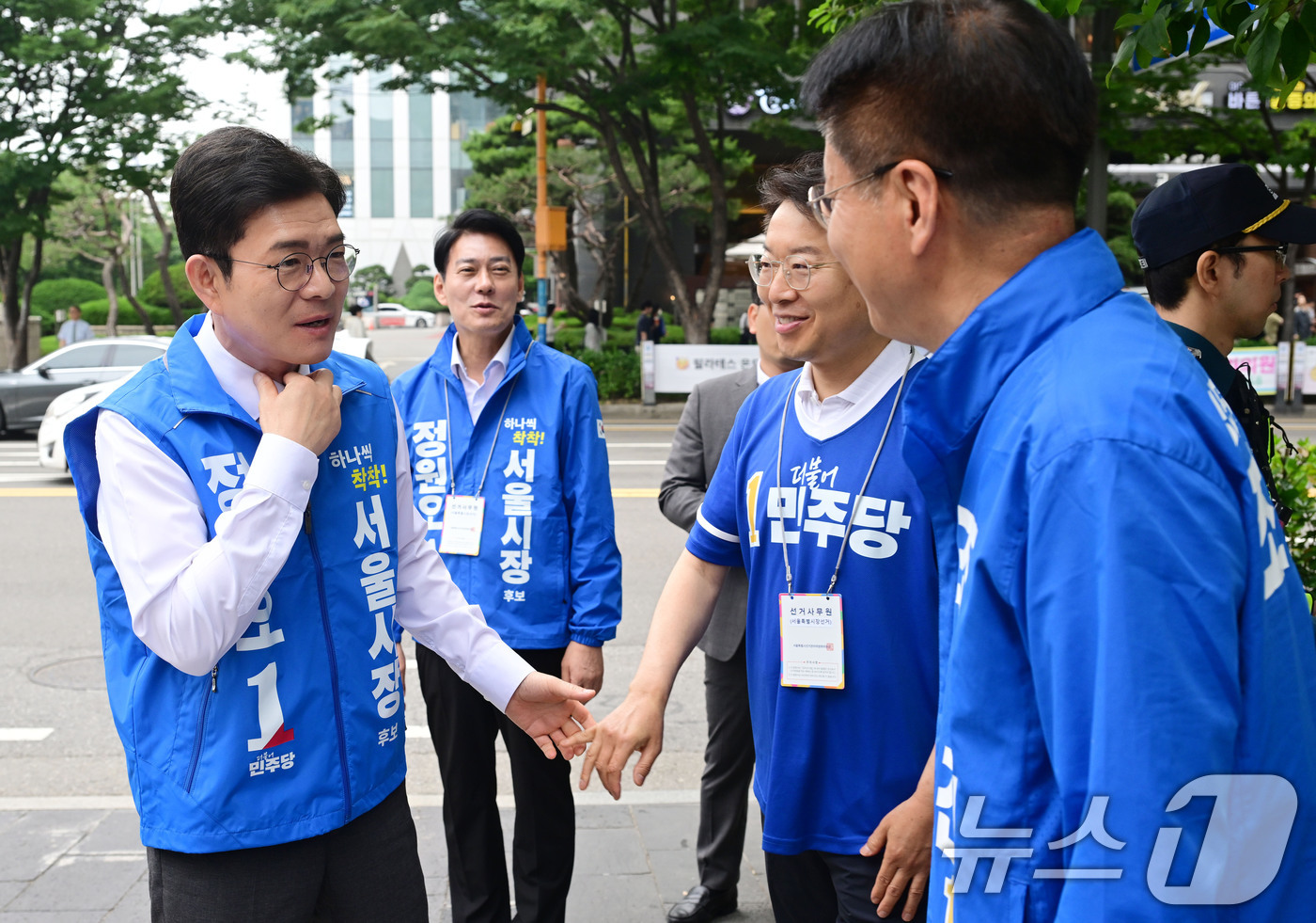 (서울=뉴스1) 신웅수 기자 = 정원오 더불어민주당 서울시장 후보가 26일 서울 여의도역에서 출근길 인사에 나서며 선거사무원들과 인사하고 있다. (공동취재) 2026.5.26/뉴스 …