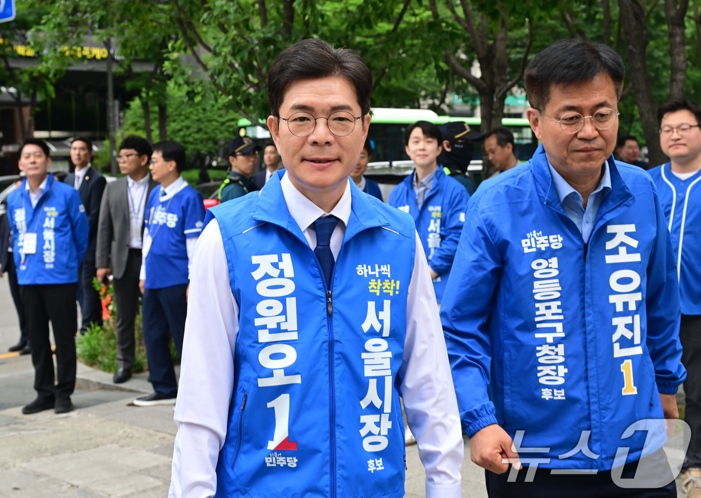 (서울=뉴스1) 신웅수 기자 = 정원오 더불어민주당 서울시장 후보가 26일 서울 여의도역에서 출근길 인사에 나서고 있다. (공동취재) 2026.5.26/뉴스1