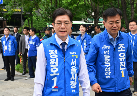 직장인들 출근 인사 나서는 정원오