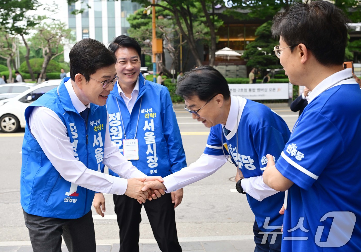 (서울=뉴스1) 신웅수 기자 = 정원오 더불어민주당 서울시장 후보가 26일 서울 여의도역에서 출근길 인사에 나서며 선거사무원들과 인사하고 있다. (공동취재) 2026.5.26/뉴스 …