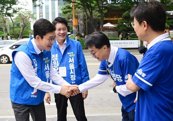 선거사무원들과 인사하는 정원오
