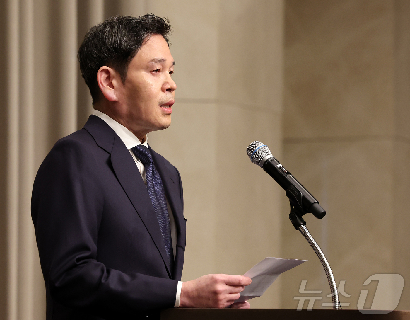 (서울=뉴스1) 김진환 기자 = 정용진 신세계그룹 회장이 26일 오전 서울 강남구 조선팰리스에서 열린 기자회견에서 스타벅스 '탱크데이' 논란 관련 대국민 사과를 하고 있다. 202 …