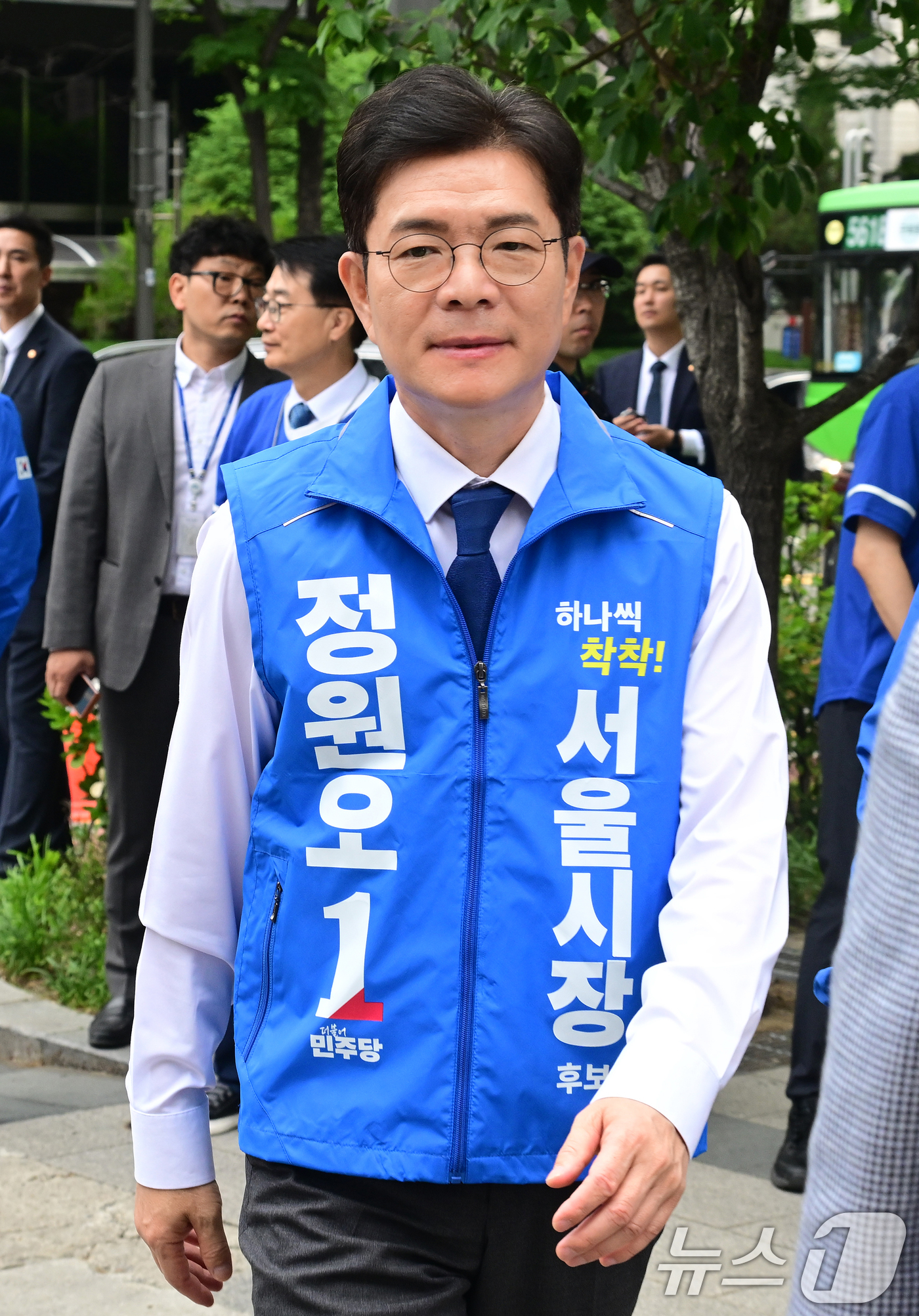 (서울=뉴스1) 신웅수 기자 = 정원오 더불어민주당 서울시장 후보가 26일 서울 여의도역에서 출근길 인사에 나서고 있다. (공동취재) 2026.5.26/뉴스1