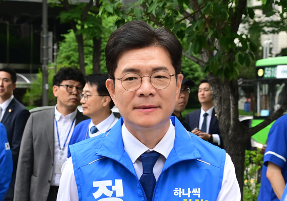 출근길 인사 나서는 정원오