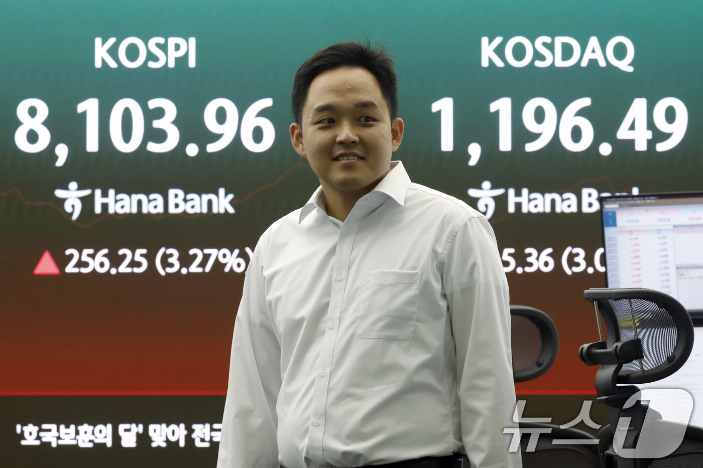 본문 이미지 - 26일 서울 중구 하나은행 본점 딜링룸 전광판에 코스피 등 시황이 표시되고 있다. 이날 코스피는 전 거래일 대비 210.07포인트(p)(2.68%) 상승한 8057.78, 코스닥은 29.52포인트(p)(2.54%) 상승한 1190.65, 달러·원환율은 전 거래일 오후 3시 30분 주간종가 대비 2.2원 내린 1515.0원에 개장했다. 2026.5.26 ⓒ 뉴스1 박정호 기자