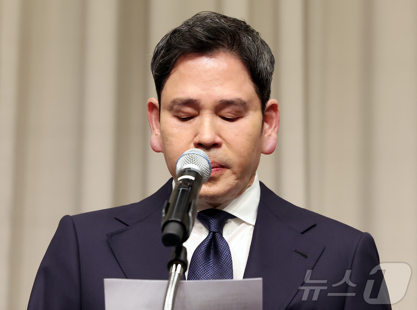 (서울=뉴스1) 김진환 기자 = 정용진 신세계그룹 회장이 26일 오전 서울 강남구 조선팰리스에서 열린 기자회견에서 스타벅스 '탱크데이' 논란 관련 대국민 사과를 하고 있다. 202 …