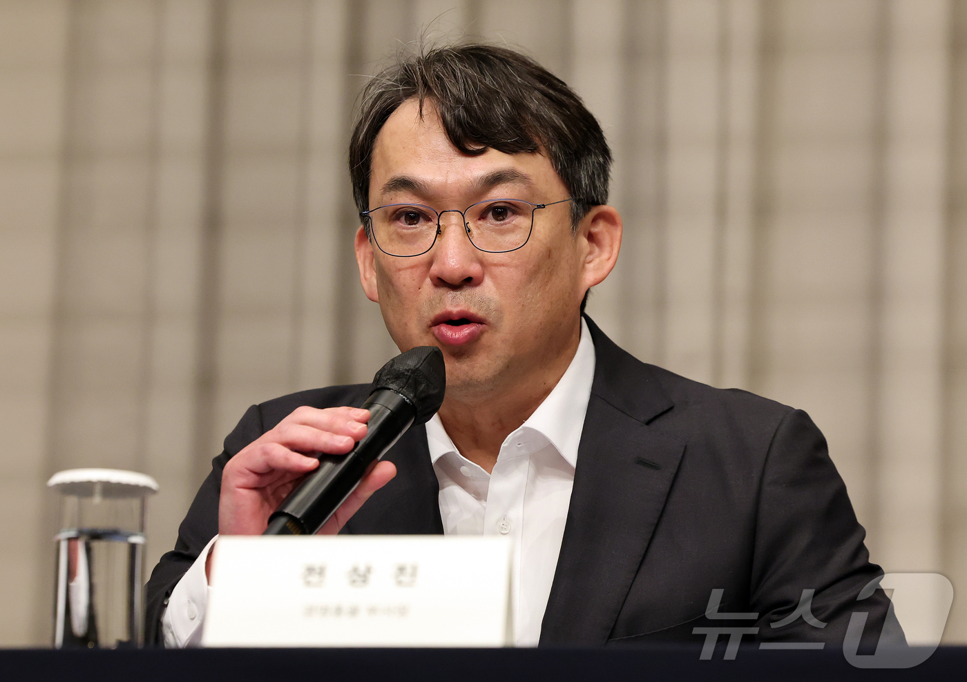 (서울=뉴스1) 김진환 기자 = 전상진 신세계그룹 경영총괄 부사장이 26일 오전 서울 강남구 조선팰리스에서 스타벅스 '탱크데이' 논란 조사 결과를 발표하고 있다. 2026.5.26 …