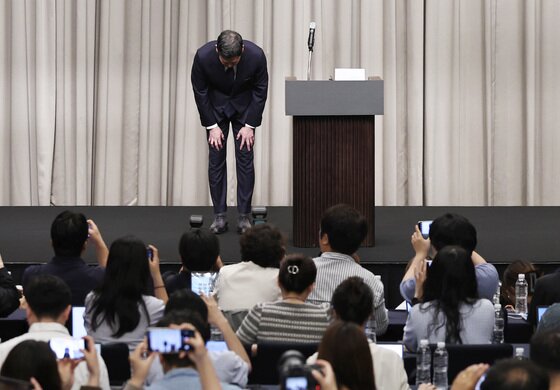 본문 이미지 - 정용진 신세계그룹 회장이 26일 오전 서울 강남구 조선팰리스에서 열린 기자회견에서 스타벅스 '탱크데이' 논란 관련 대국민 사과를 하고 있다. 2026.5.26 ⓒ 뉴스1 구윤성 기자