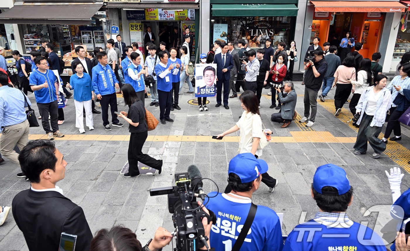 (서울=뉴스1) 신웅수 기자 = 정청래 더불어민주당 대표와 정원오 서울시장 후보가 26일 서울 여의도역을 찾아 지지를 호소하고 있다. (공동취재) 2026.5.26/뉴스1