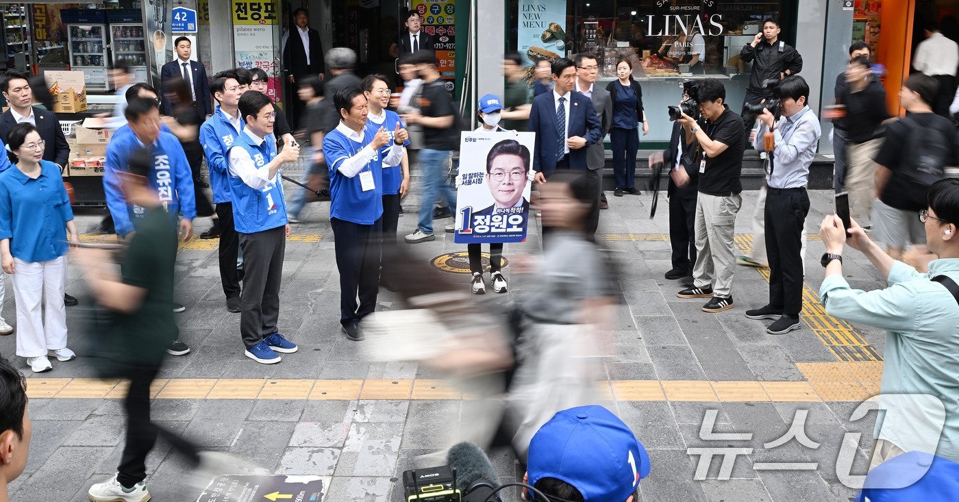 (서울=뉴스1) 신웅수 기자 = 정청래 더불어민주당 대표와 정원오 서울시장 후보가 26일 서울 여의도역을 찾아 지지를 호소하고 있다. (공동취재) 2026.5.26/뉴스1