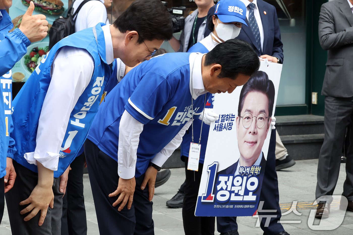 (서울=뉴스1) 신웅수 기자 = 정청래 더불어민주당 대표와 정원오 서울시장 후보가 26일 서울 여의도역을 찾아 지지를 호소하고 있다. (공동취재) 2026.5.26/뉴스1
