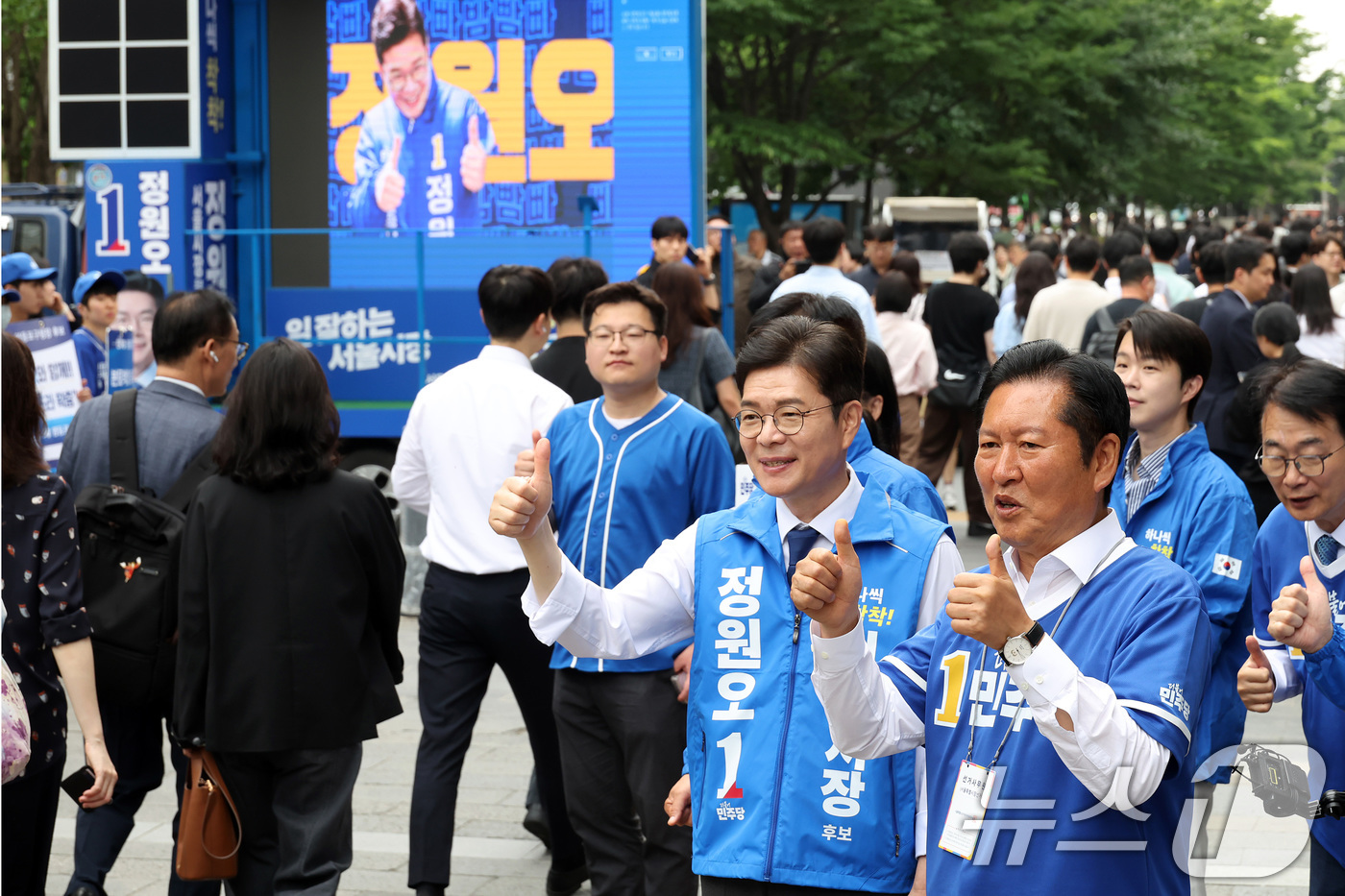 (서울=뉴스1) 신웅수 기자 = 정청래 더불어민주당 대표와 정원오 서울시장 후보가 26일 서울 여의도역을 찾아 지지를 호소하고 있다. (공동취재) 2026.5.26/뉴스1