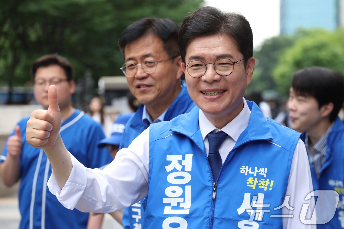 본문 이미지 - 정원오 더불어민주당 서울시장 후보가 26일 서울 여의도역을 찾아 출근하는 시민들에게 인사하고 있다. (공동취재) 2026.5.26 ⓒ 뉴스1 신웅수 기자
