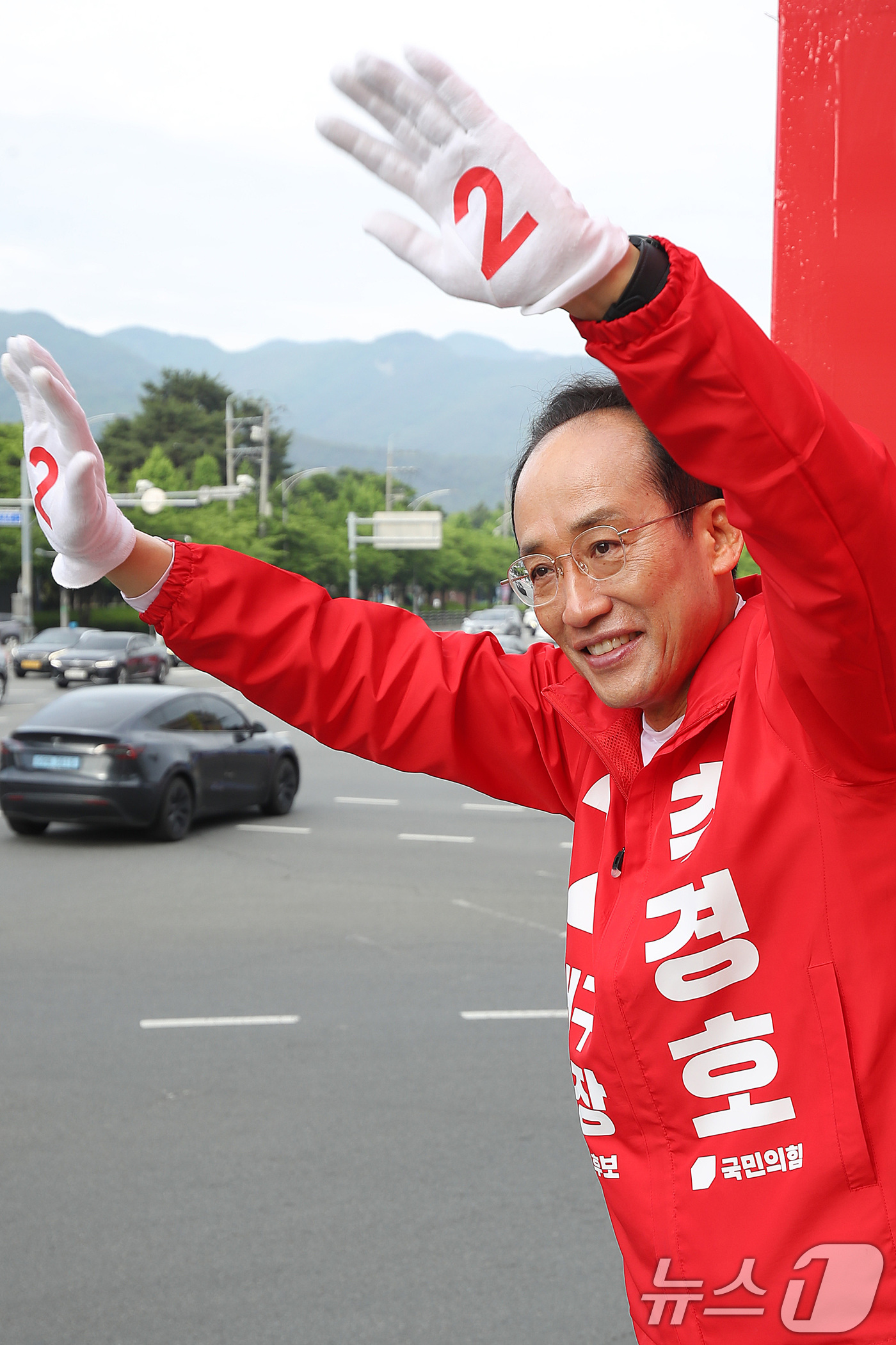 (대구=뉴스1) 공정식 기자 = 추경호 국민의힘 대구시장 후보가 26일 오전 대구 수성구 두산오거리에서 출근길 시민들을 향해 인사하고 있다. 2026.5.26/뉴스1