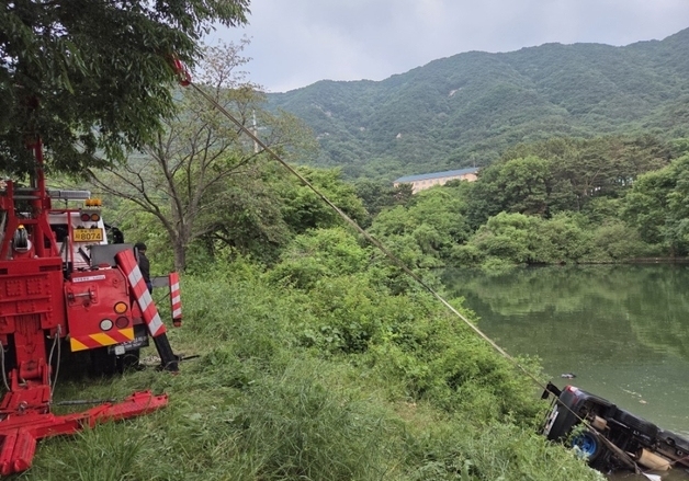 논산 저수지 경사로서 SUV 추락 70대 남성 숨져