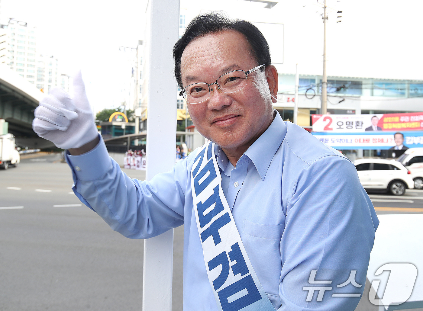 (대구=뉴스1) 공정식 기자 = 김부겸 더불어민주당 대구시장 후보가 26일 오전 대구 달서구 상인네거리에서 출근길 시민들을 향해 인사하고 있다. 2026.5.26/뉴스1