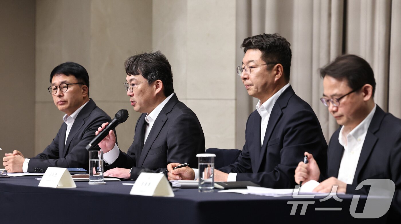 본문 이미지 - 전상진 신세계그룹 경영총괄 부사장이 26일 서울 강남구 조선팰리스 호텔에서 스타벅스 '탱크데이' 논란 관련 내부 진상조사 결과를 발표하고 있다. 2026.5.26 ⓒ 뉴스1 구윤성 기자