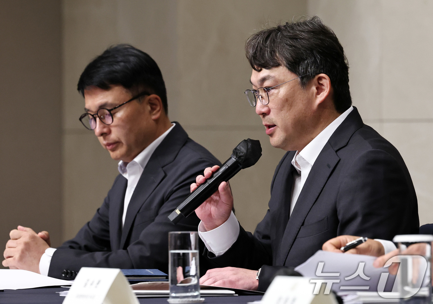 (서울=뉴스1) 구윤성 기자 = 전상진 신세계그룹 경영총괄 부사장이 26일 서울 강남구 조선팰리스 호텔에서 스타벅스 '탱크데이' 논란 관련 내부 진상조사 결과를 발표하고 있다. …