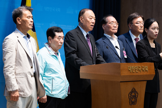 정원오 민주당 서울시장 후보 규탄 기자회견하는 전직 양천구의회 의장 및 의원들