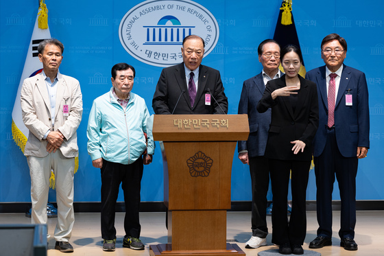 전직 양천구의회 의장 및 의원들 '정원오 민주당 서울시장 후보 규탄 기자회견'
