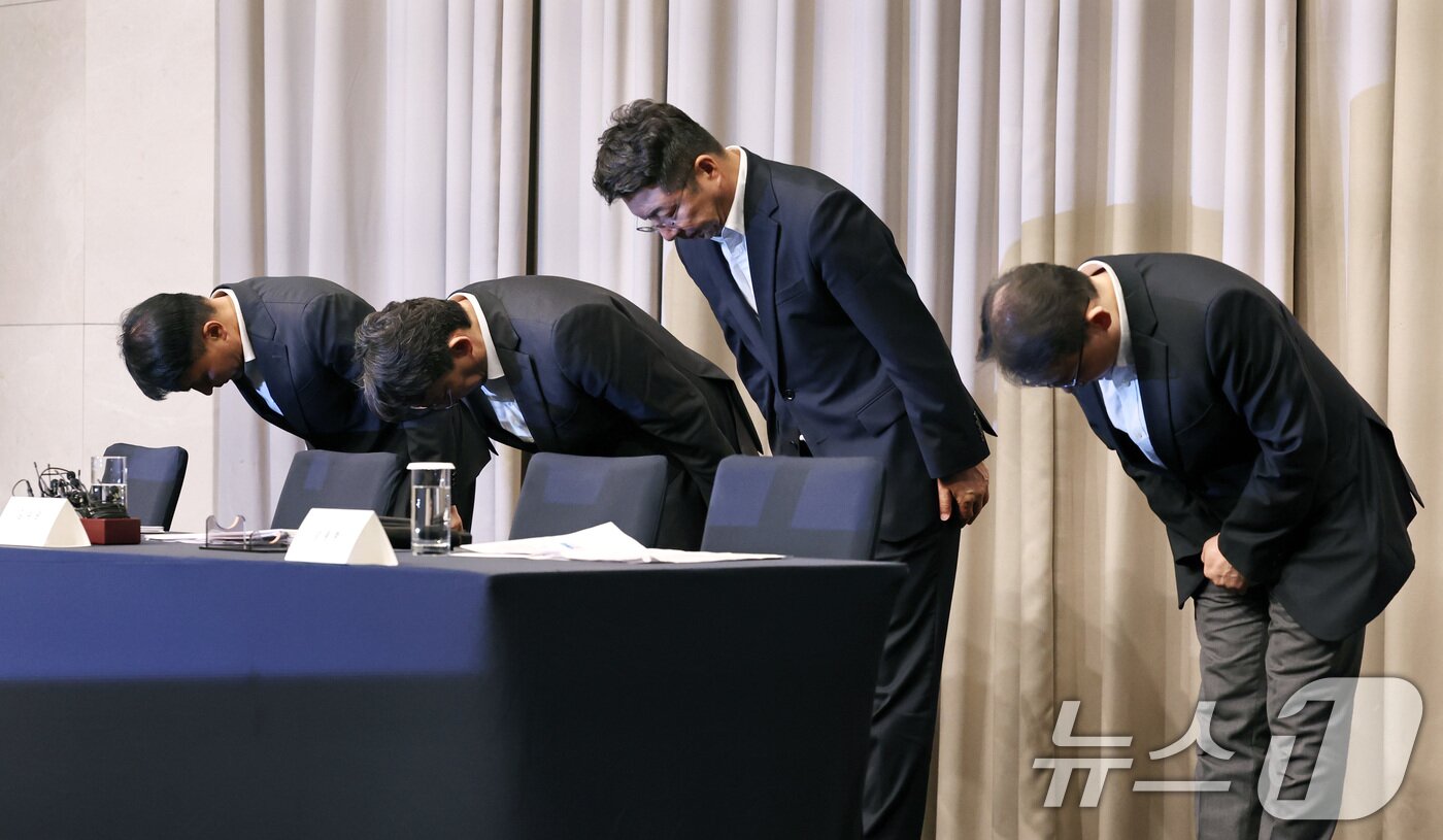 본문 이미지 - 전상진 경영총괄 부사장 등 신세계그룹 임원들이 지난 5월 26일 서울 강남구 조선팰리스 호텔에서 스타벅스 '탱크데이' 논란 관련 내부 진상조사 결과 발표를 마친 뒤 사과하고 있다. ⓒ 뉴스1 구윤성 기자