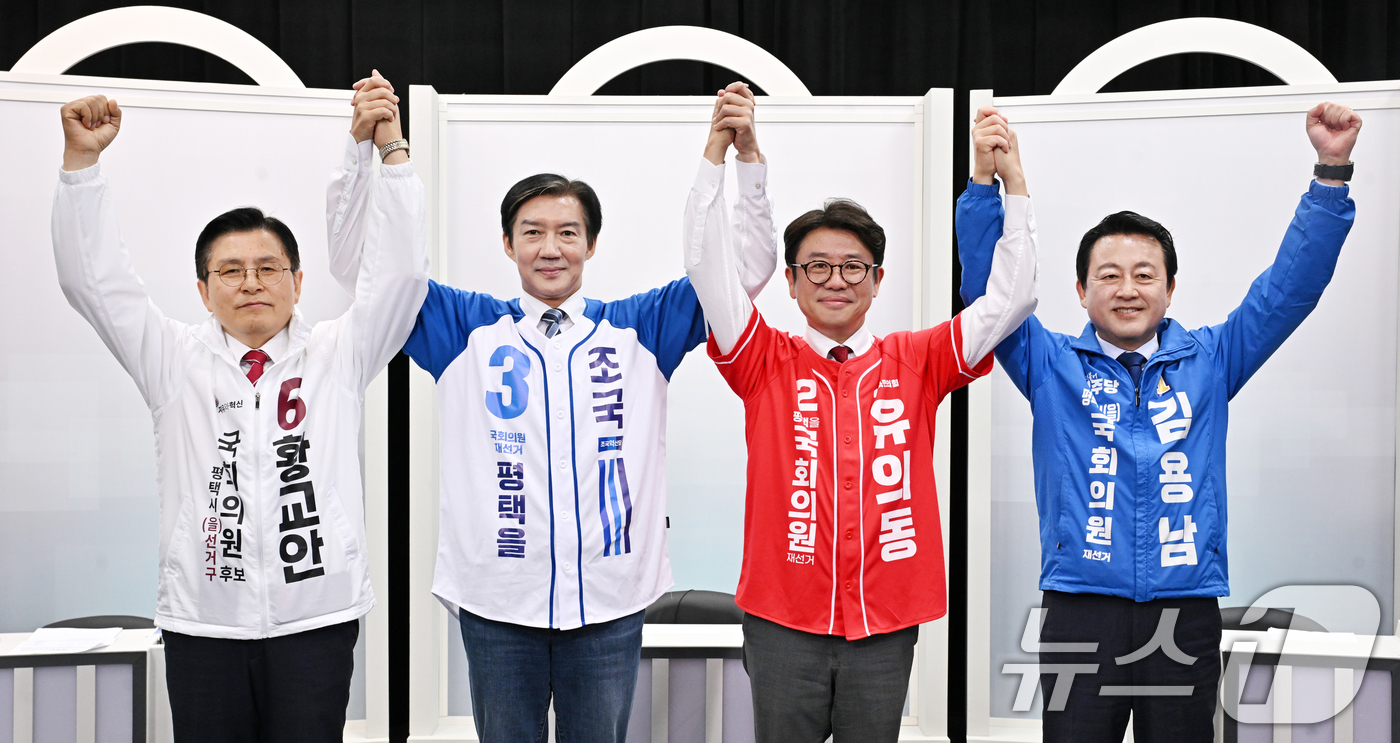 (평택=뉴스1) 김영운 기자 = 황교안 자유와혁신(왼쪽부터), 조국 조국혁신당, 유의동 국민의힘, 김용남 더불어민주당 경기평택을 국회의원 재선거 후보들이 26일 오전 경기 평택시 …