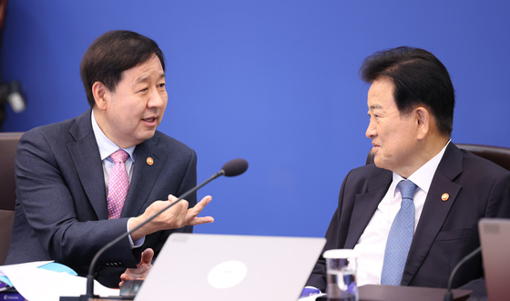 대화하는 구윤철 부총리·정동영 장관
