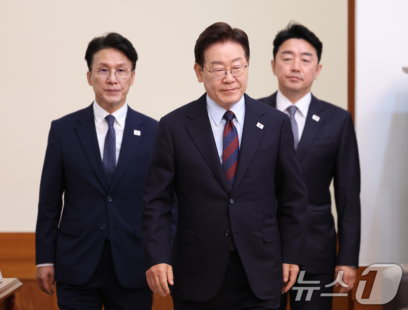 (서울=뉴스1) 허경 기자 = 이재명 대통령이 26일 청와대에서 열린 제23회 국무회의 겸 제10차 비상경제점검회의에 입장하고 있다. 2026.5.26/뉴스1