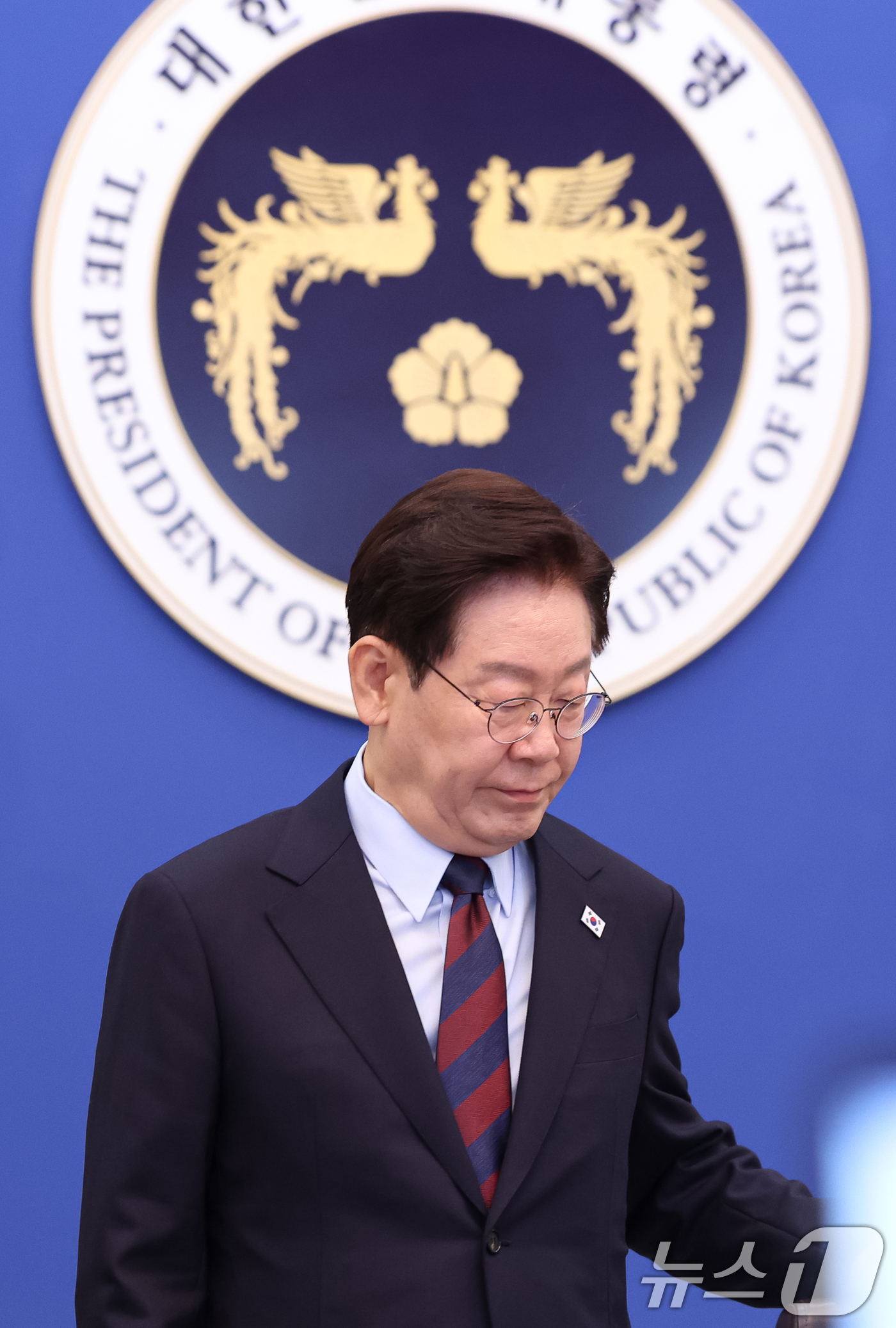 (서울=뉴스1) 허경 기자 = 이재명 대통령이 26일 청와대에서 열린 제23회 국무회의 겸 제10차 비상경제점검회의에 입장하고 있다. 2026.5.26/뉴스1