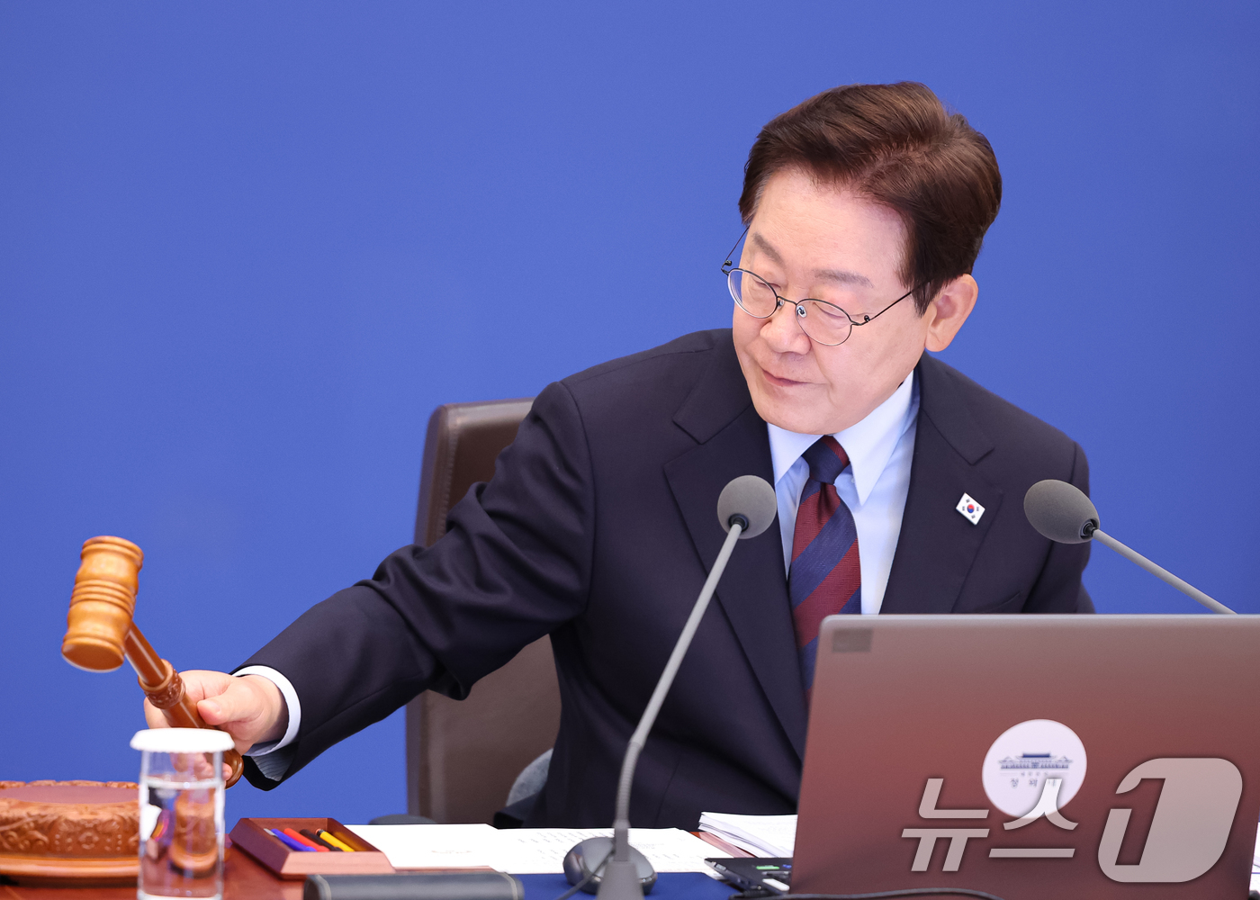 (서울=뉴스1) 허경 기자 = 이재명 대통령이 26일 청와대에서 열린 제23회 국무회의 겸 제10차 비상경제점검회에서 의사봉을 두드리고 있다. 2026.5.26/뉴스1