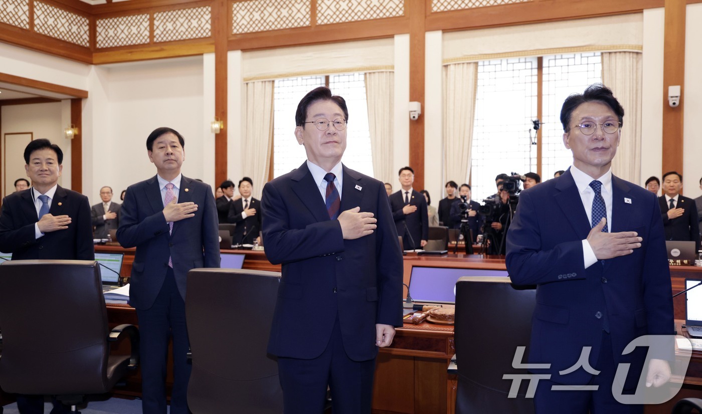 (서울=뉴스1) 허경 기자 = 이재명 대통령이 26일 청와대에서 열린 제23회 국무회의 겸 제10차 비상경제점검회의에서 국민의례를 하고 있다. 2026.5.26/뉴스1