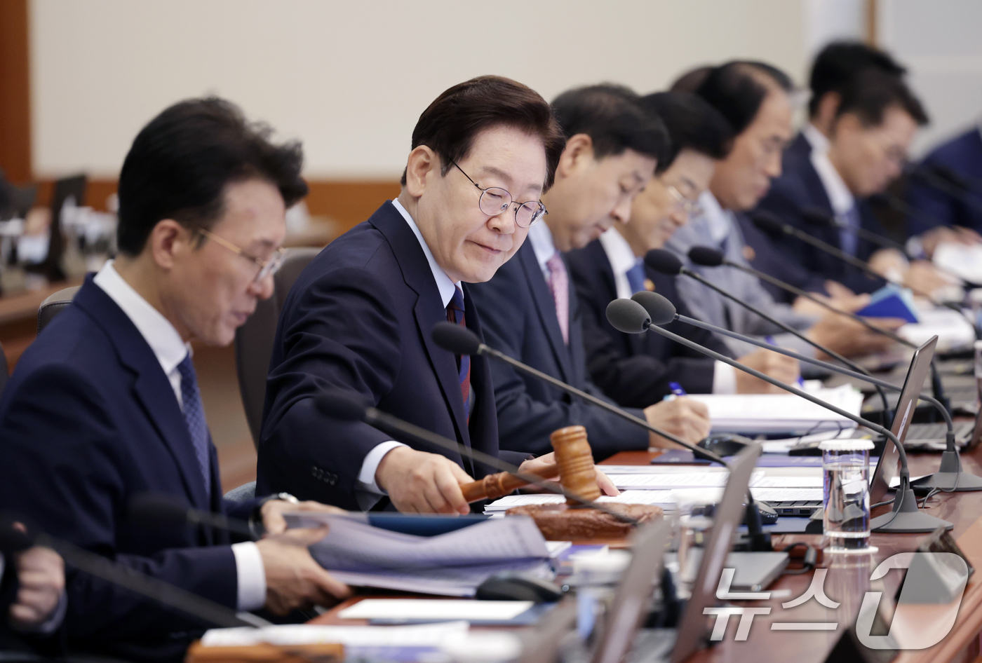 (서울=뉴스1) 허경 기자 = 이재명 대통령이 26일 청와대에서 열린 제23회 국무회의 겸 제10차 비상경제점검회에서 의사봉을 두드리고 있다. 2026.5.26/뉴스1