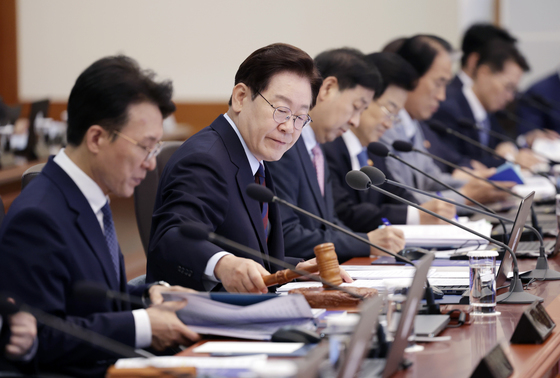 코스피 8000·소비쿠폰 지급 등 이재명 정부 1주년 성과자료집 공개