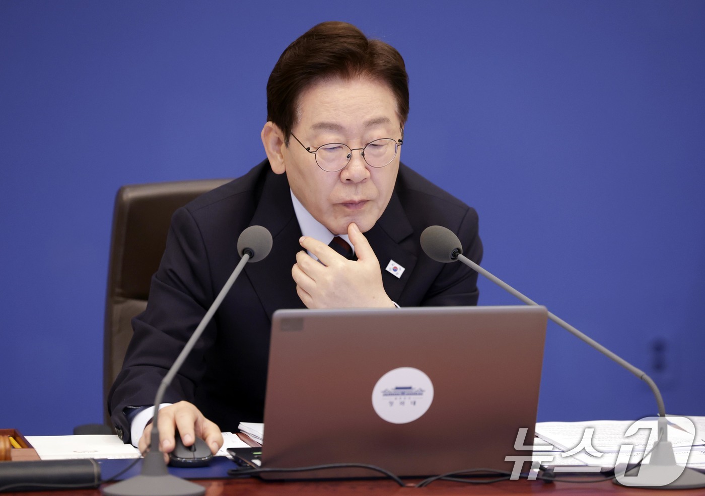 (서울=뉴스1) 허경 기자 = 이재명 대통령이 26일 청와대에서 열린 제23회 국무회의 겸 제10차 비상경제점검회의에서 중동전쟁 관련 비상국정운영 및 대응현황을 보고 받고 있다. …