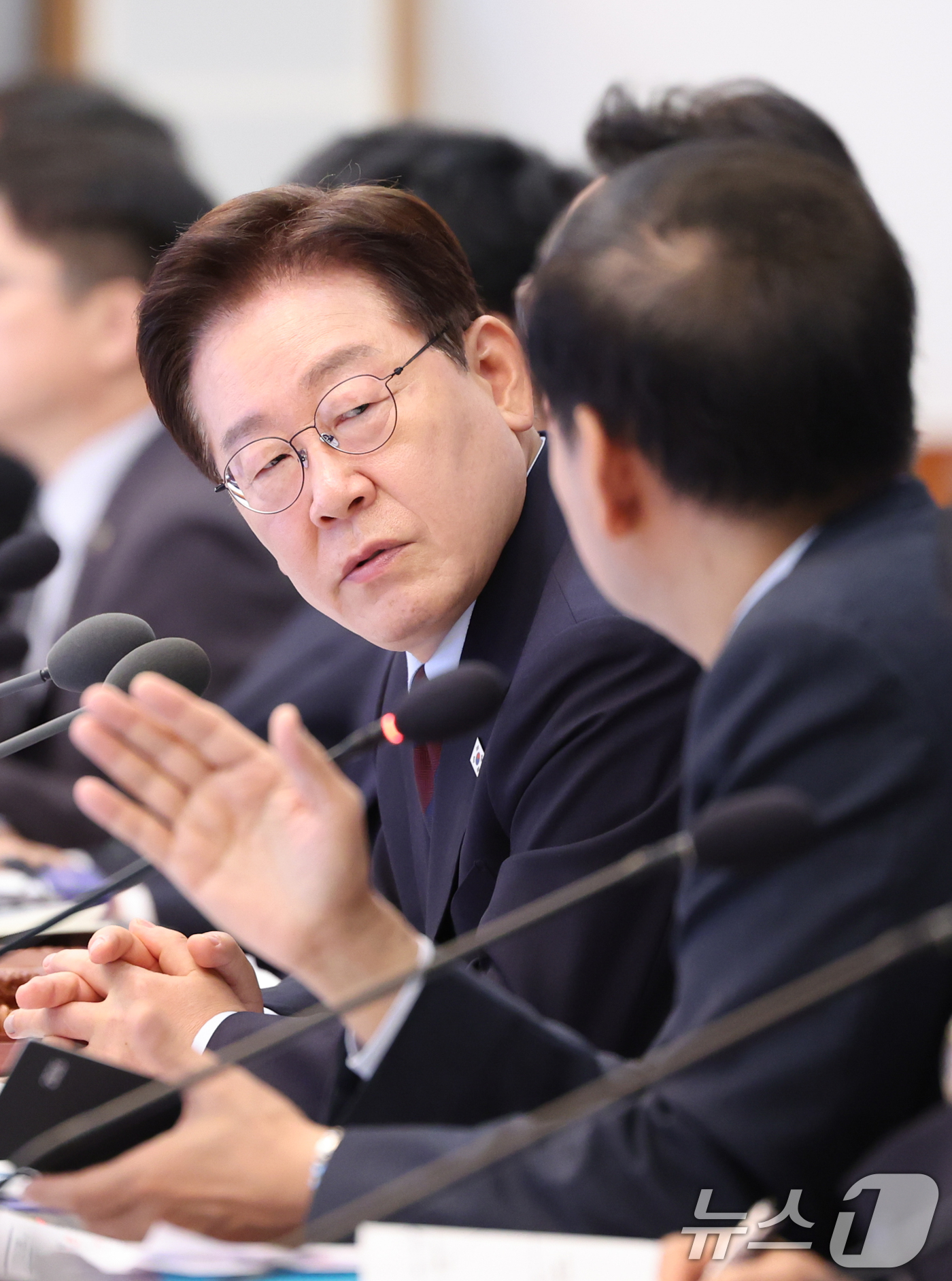 (서울=뉴스1) 허경 기자 = 이재명 대통령이 26일 청와대에서 열린 제23회 국무회의 겸 제10차 비상경제점검회의에서 구윤철 부총리 겸 재정경제부 장관에게 질문하고 있다. 202 …