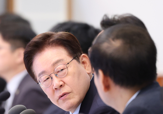구윤철 부총리에게 질문하는 이재명 대통령