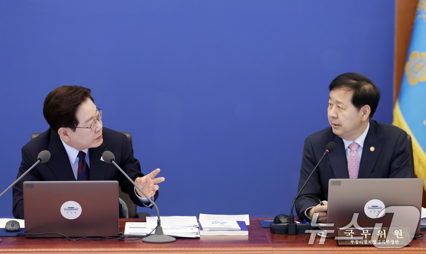 (서울=뉴스1) 허경 기자 = 이재명 대통령이 26일 청와대에서 열린 제23회 국무회의 겸 제10차 비상경제점검회의에서 구윤철 부총리 겸 재정경제부 장관에게 질문하고 있다. 202 …