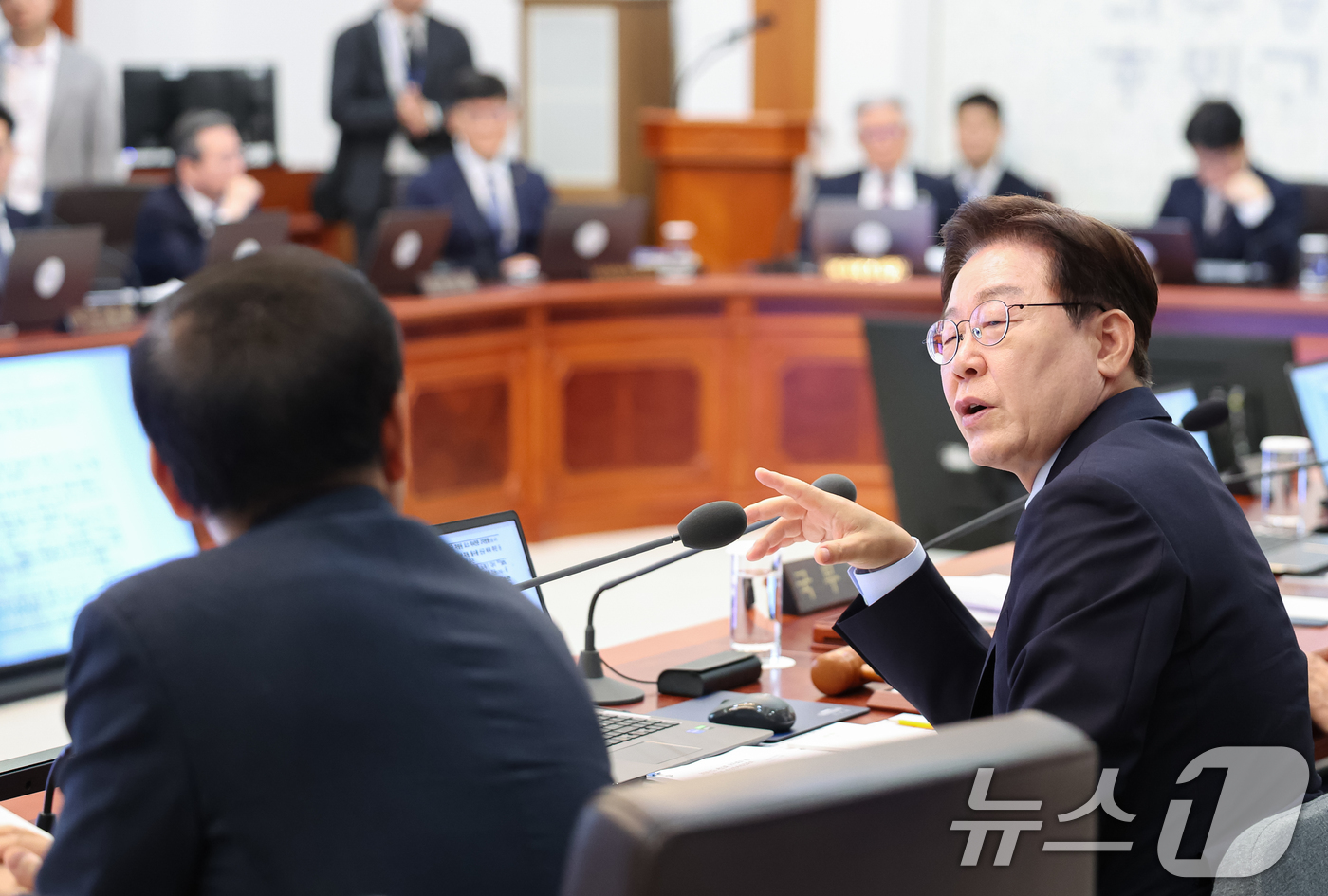(서울=뉴스1) 허경 기자 = 이재명 대통령이 26일 청와대에서 열린 제23회 국무회의 겸 제10차 비상경제점검회의에서 구윤철 부총리 겸 재정경제부 장관에게 질문하고 있다. 202 …