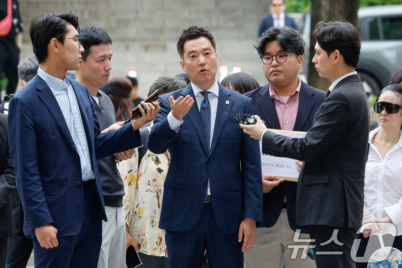 (서울=뉴스1) 안은나 기자 = 김세의 가로세로연구소(가세연) 대표가 26일 오전 서울 서초구 중앙지방법원에서 성폭력범죄의 처벌 등에 관한 특례법 위반(카메라 등 이용 촬영·반포 …