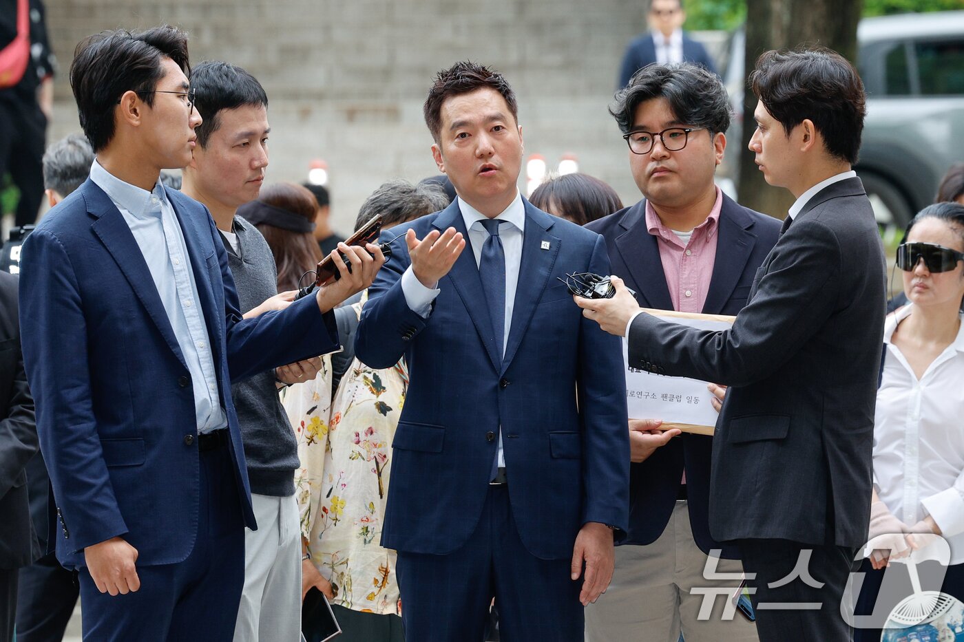 본문 이미지 - 김세의 가로세로연구소(가세연) 대표가 26일 오전 서울 서초구 중앙지방법원에서 성폭력범죄의 처벌 등에 관한 특례법 위반(카메라 등 이용 촬영·반포 등) 및 명예훼손 등 혐의와 관련, 구속 전 피의자 심문(영장실질심사)에 출석하며 취재진 질의에 답하고 있다. 2026.5.26 ⓒ 뉴스1 안은나 기자