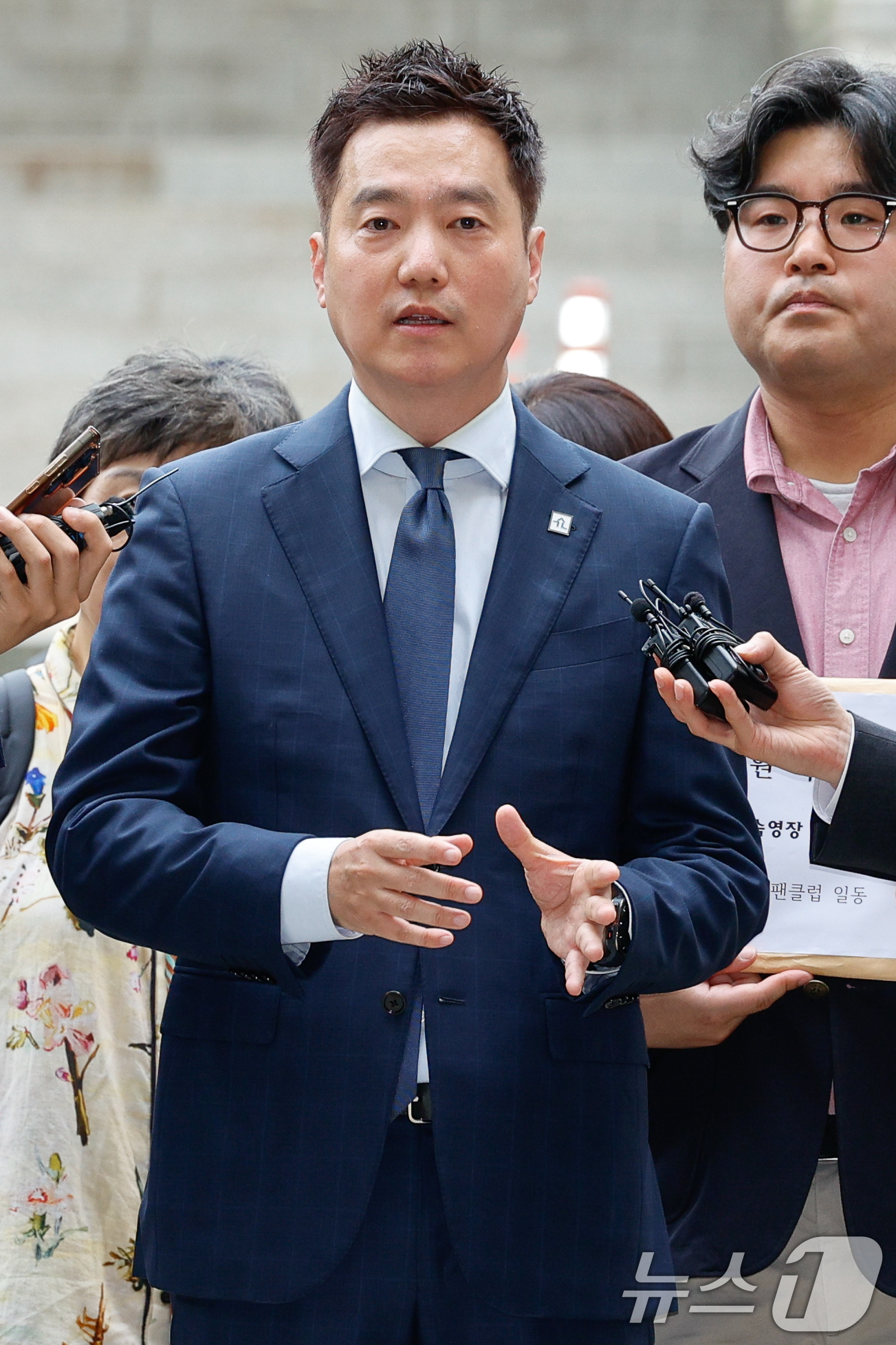 (서울=뉴스1) 안은나 기자 = 김세의 가로세로연구소(가세연) 대표가 26일 오전 서울 서초구 중앙지방법원에서 성폭력범죄의 처벌 등에 관한 특례법 위반(카메라 등 이용 촬영·반포 …