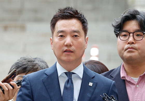 영장심사 출석하며 질의에 답하는 김세의 대표
