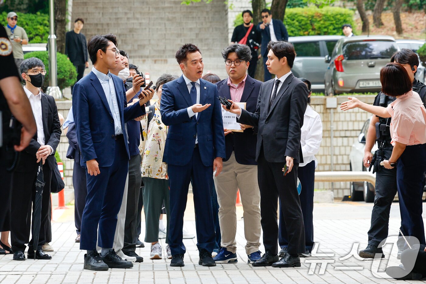 본문 이미지 - 김세의 가로세로연구소(가세연) 대표가 26일 오전 서울 서초구 중앙지방법원에서 성폭력범죄의 처벌 등에 관한 특례법 위반(카메라 등 이용 촬영·반포 등) 및 명예훼손 등 혐의와 관련, 구속 전 피의자 심문(영장실질심사)에 출석하며 취재진과 설전을 벌이고 있다. 2026.5.26 ⓒ 뉴스1 안은나 기자