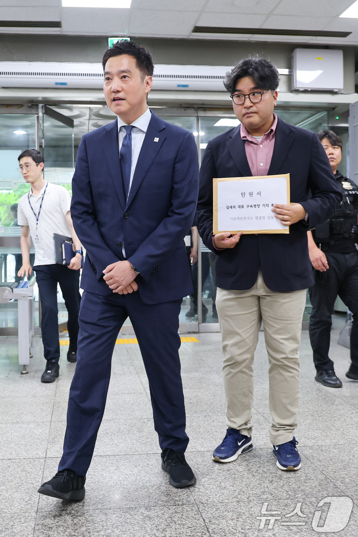 (서울=뉴스1) 안은나 기자 = 김세의 가로세로연구소(가세연) 대표가 26일 오전 서울 서초구 중앙지방법원에서 성폭력범죄의 처벌 등에 관한 특례법 위반(카메라 등 이용 촬영·반포 …