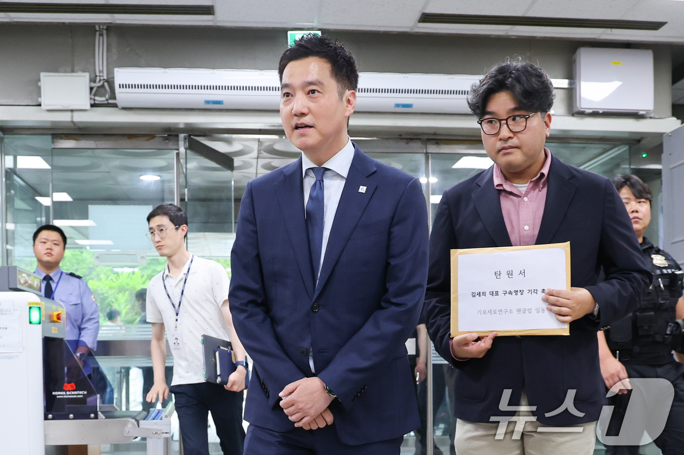 (서울=뉴스1) 안은나 기자 = 김세의 가로세로연구소(가세연) 대표가 26일 오전 서울 서초구 중앙지방법원에서 성폭력범죄의 처벌 등에 관한 특례법 위반(카메라 등 이용 촬영·반포 …