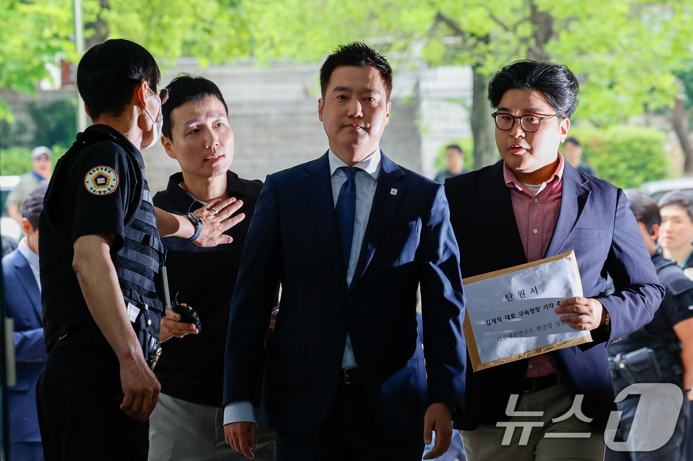 (서울=뉴스1) 안은나 기자 = 김세의 가로세로연구소(가세연) 대표가 26일 오전 서울 서초구 중앙지방법원에서 성폭력범죄의 처벌 등에 관한 특례법 위반(카메라 등 이용 촬영·반포 …