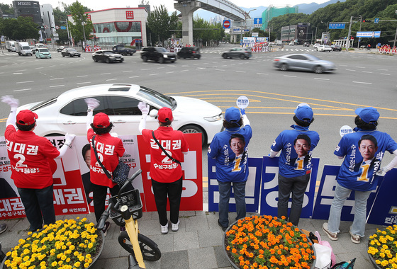 '나란히' 인사하는 양당 선거사무원