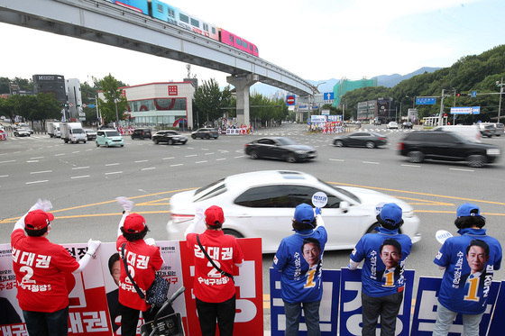 출근길 인사하는 선거사무원