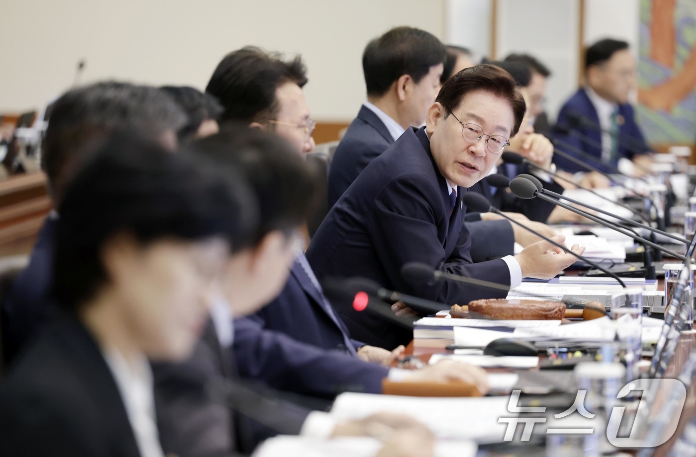 (서울=뉴스1) 허경 기자 = 이재명 대통령이 26일 청와대에서 열린 제23회 국무회의 겸 제10차 비상경제점검회의에서 문신학 산업통상부 차관에게 질문하고 있다. 2026.5.26 …